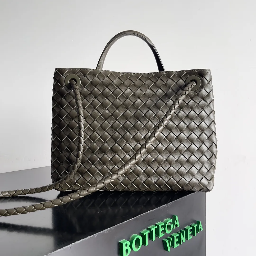 The 2023 new Andiamo batch of 2260 BV has been shipped‼ ️Really popular🔥The new Andiamo woven handbag launched by Bottega Veneta this season is really popular all over the world! ! Celebrities at home and abroad have worn it, and Oscar-winning actress Michelle Yeoh has taken it out on the street. Song Jia, Trai Yara, Yu Feihong, Sanji Ayaka, Rosie Hunting-Whiteley, Yoshioka Riho, etc. have all picked up this bag. It is classic and versatile, showing off its temperament, and the bag capacity is also large, which is very convenient for daily commuting! ! A variety of carrying methods, the shoulder straps can be adjusted by yourself, the original lambskin feels soft and delicate, and the unisex style breaks the gender boundaries and brings a more practical and long-lasting use experience. Andiamo, which has both elegant and casual styles, perfectly interprets the true appearance of "fashionable old money style". Style number: 743572 Size: 32*24*12